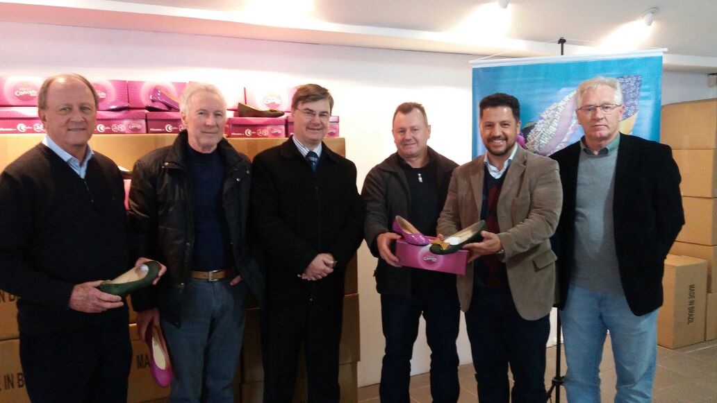 Doação dos calçados produzidos na Fábrica Conceito