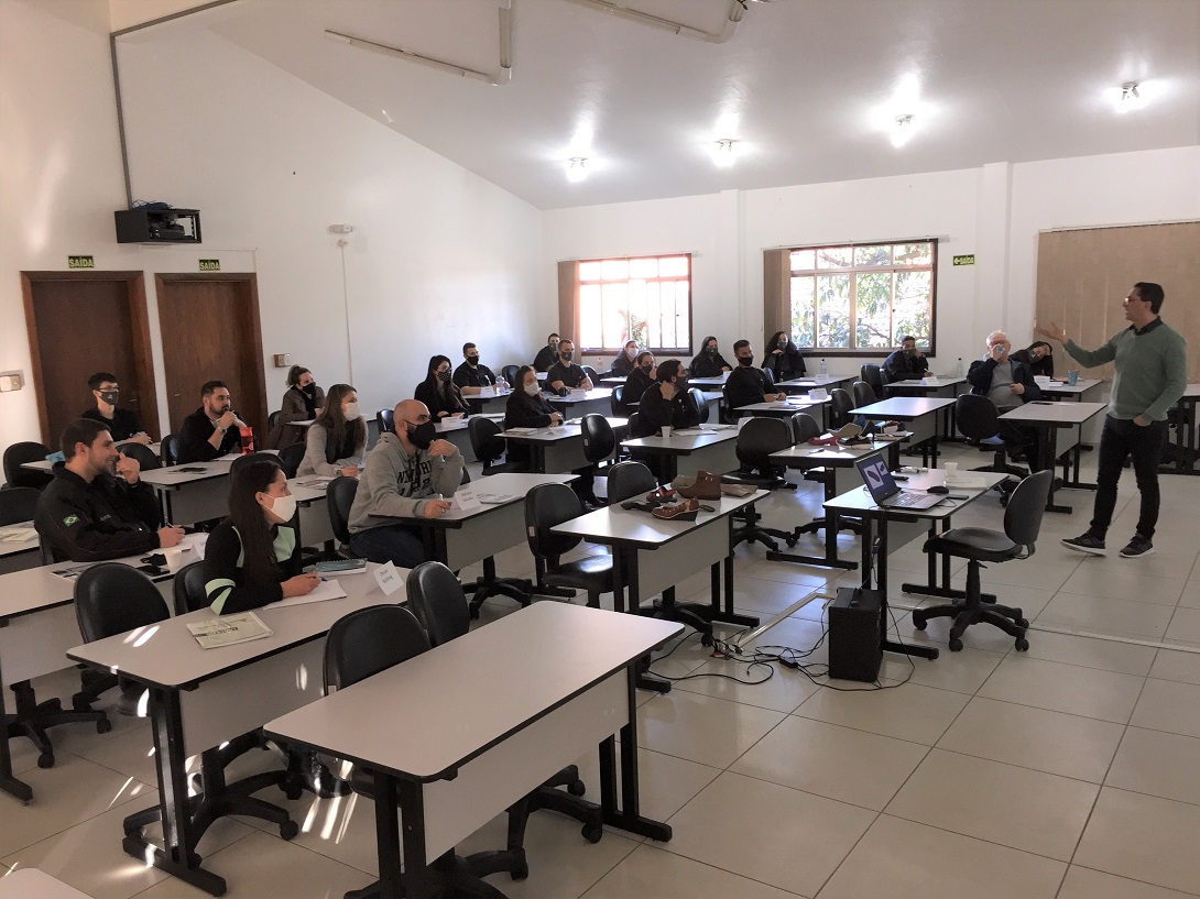 Colaboradores do IBTeC receberam treinamento sobre construção e conservação de calçados