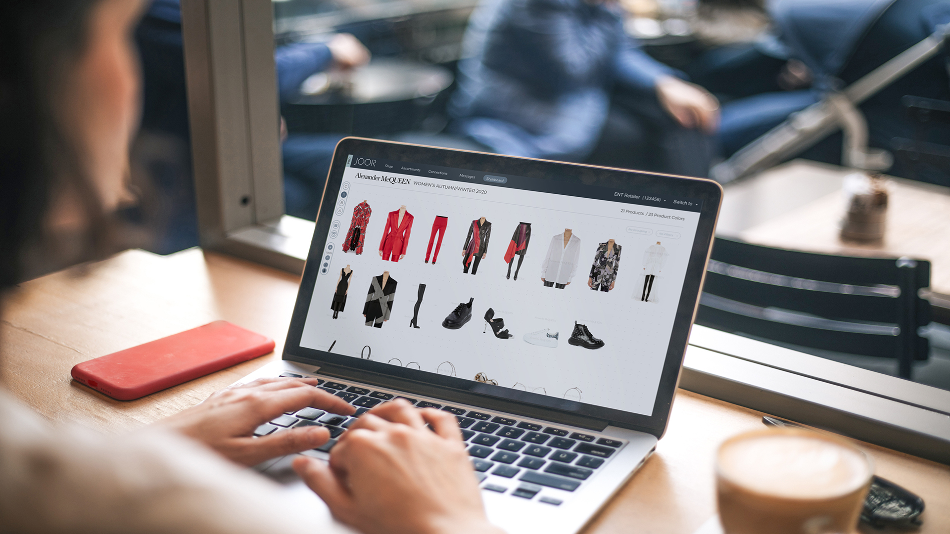 Brazilian Footwear renova parceria com a Joor