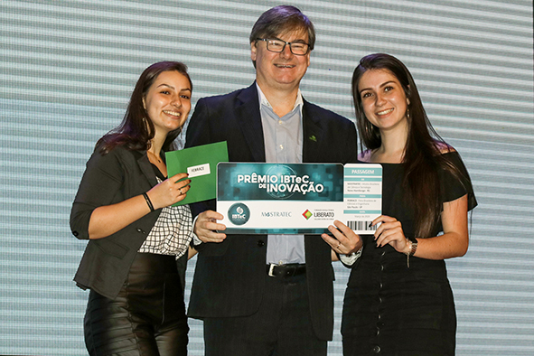 Projeto que avalia a degradação de corantes de efluentes de curtumes extraídos de cascas da batata doce e da banana vence Prêmio IBTeC de Inovação na Mostratec 2019