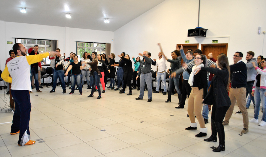 Ginástica laboral põe equipe do IBTeC a se exercitar