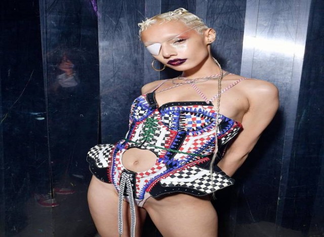 Aqui, um visual feito com Vans