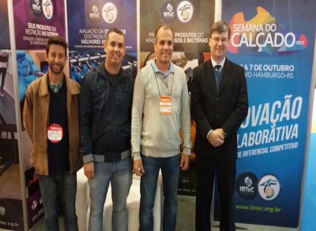 Equipe da Stick Fran em visita ao estande do IBTeC