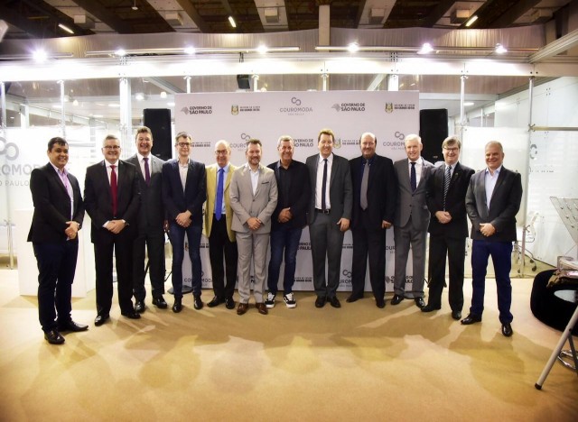 Comitiva de lideranças políticas e empresariais percorrem a Feira e prestigiam os expositores