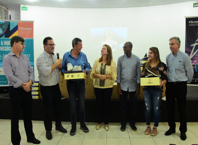 Durante ato simbólico de entrega dos 1.945 pares, entidades destacaram a importância da doação diante das fortes chuvas que atingiram Novo Hamburgo e a região na última semana