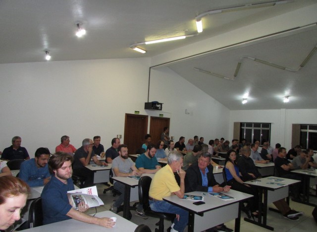 Auditório lotado debate o tema
