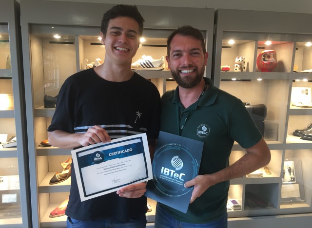 O vencedor Nícolas e o Gestor de Inovação do IBTeC, Deivis Gonçalves no momento da premiação