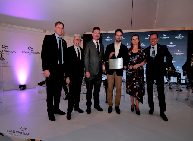 Entrega de placa em agradecimento aos Governadores Eduardo Leite (RS) e João Dória (SP) pelo esforço na redução da carga tributária nos respectivos Estados para o setor coureiro calçadista