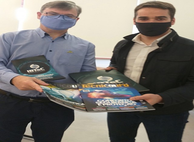 Presidente executivo do IBTeC, Paulo Griebeler, entregou ao governador Eduardo Leite um exemplar da mais recente edição da Revista Tecnicouro.