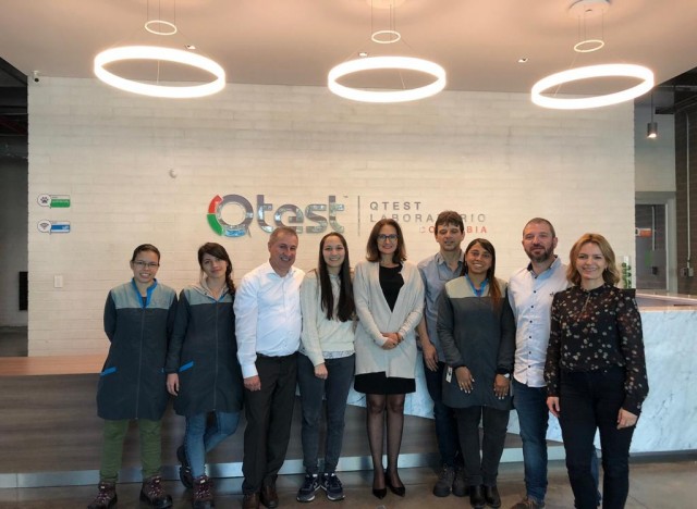 Karin Becker, Gerente Comercial do IBTeC em visita à empresa Qtest