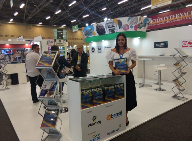 Edição Especial da Revista Tecnicouro  circulando pela Feira