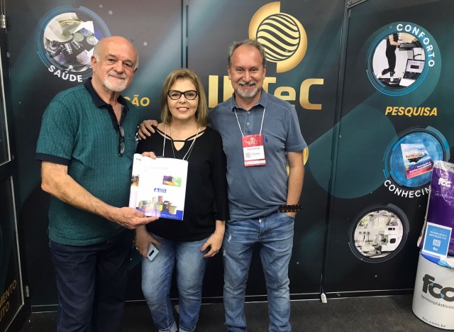 Alan Kardec Carboni e Élcio ( Alta Trançados), com Simoni Jaroszeski (Revista Tecnicouro)