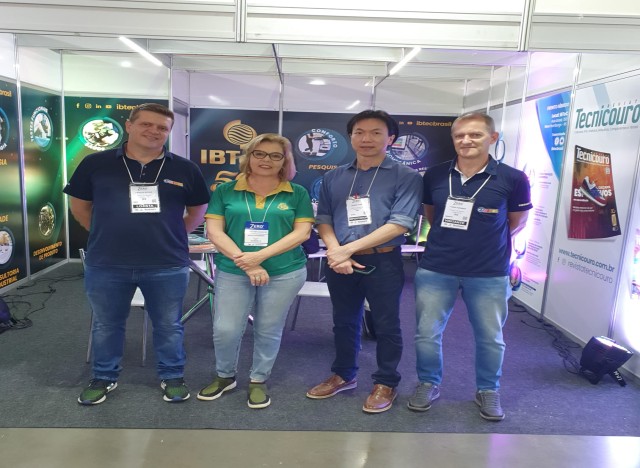 Visita da equipe ORISOL no estande do IBTeC