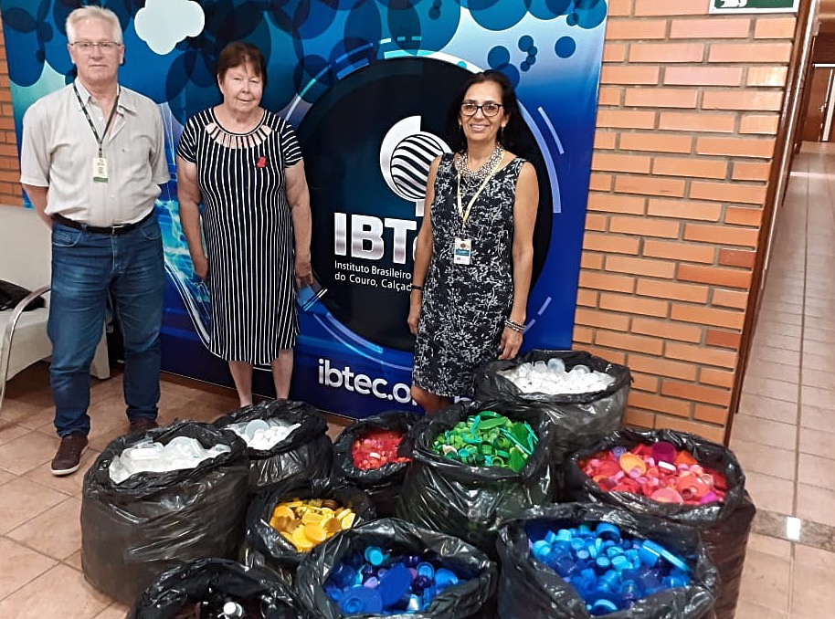 IBTeC entrega arrecadação para projeto AMO Tampinhas