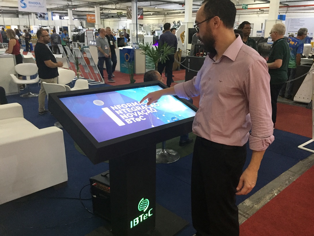 Apresentação digital do IBTeC com totem interativo