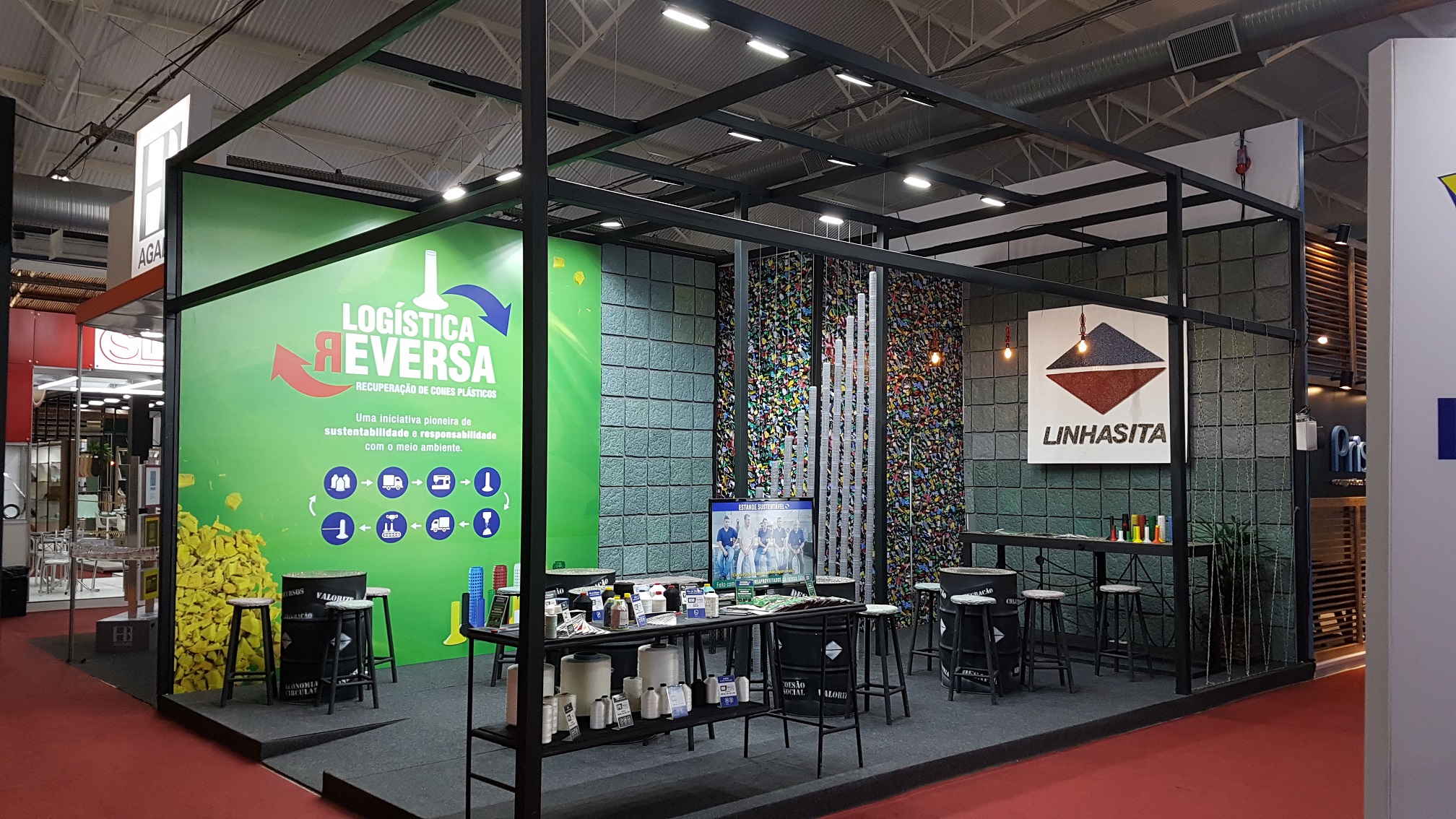 Linhasita desafiou colaboradores a decorar estande em feira a partir de rejeitos gerados na própria fábrica