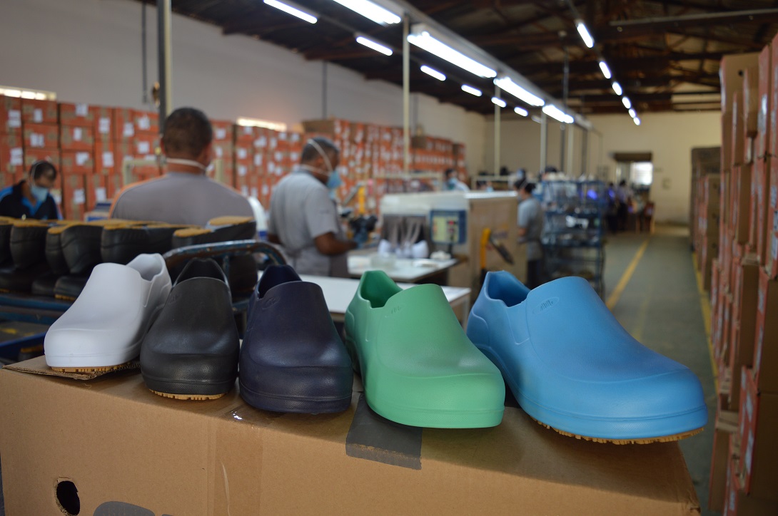 Marluvas doa 2 mil pares de calçados para hospitais