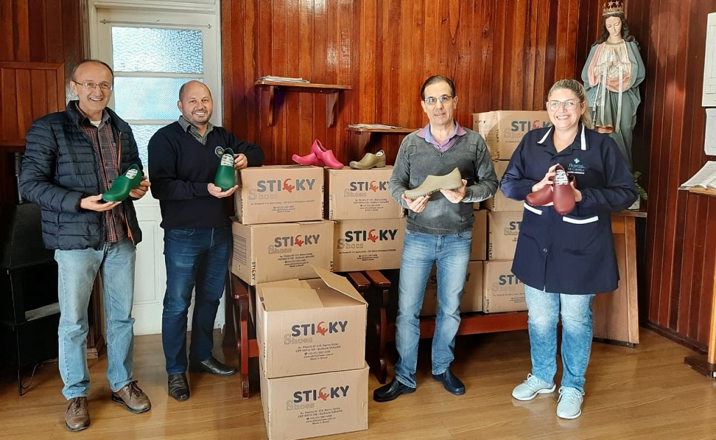 Empresa de Estância Velha doa calçados para equipes de hospitais
