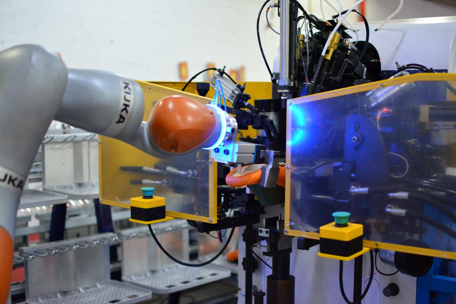 Robô no processo de montagem de calçados é uma das atrações da Fábrica Conceito, na Fimec 2022