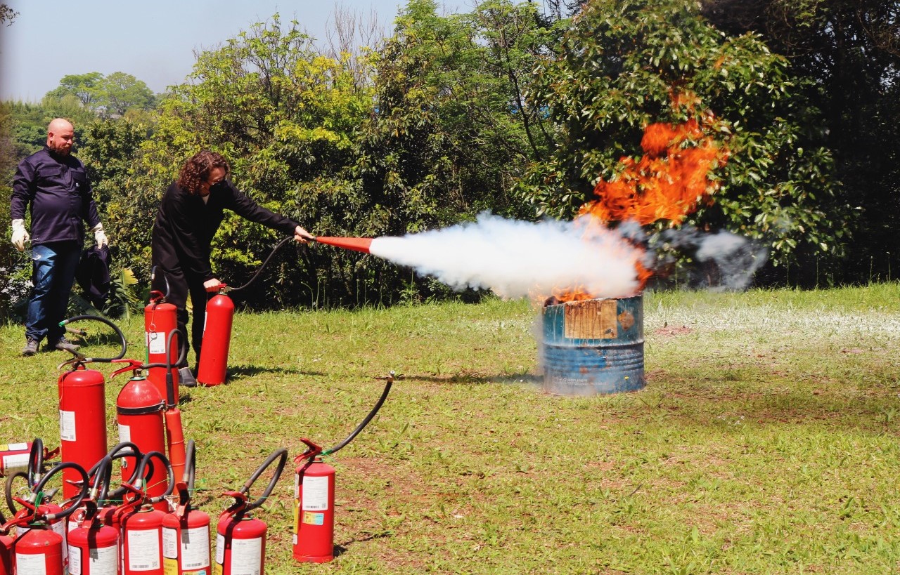 Colaboradores do IBTeC participam de Treinamento para Utilização de Extintores