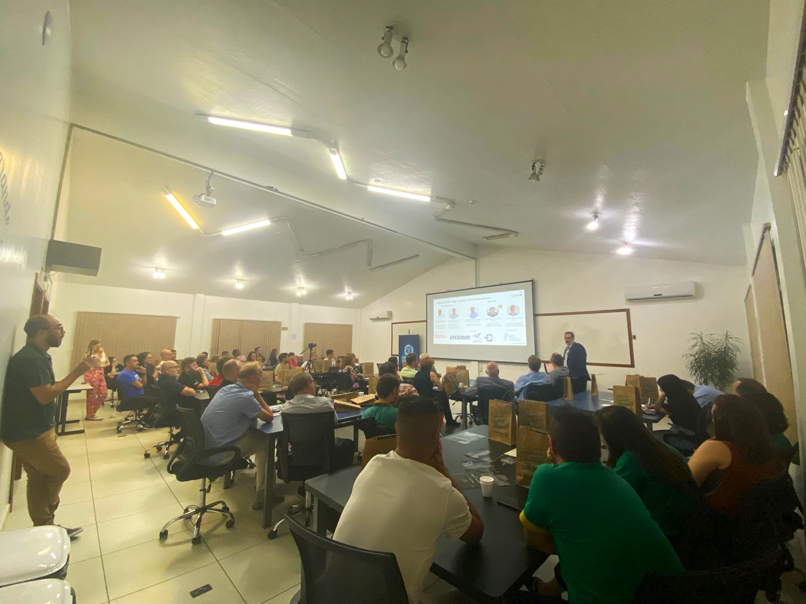 “Tecnologia do grafeno - perspectivas e aplicações em calçados e componentes” foi o tema do Happy Hour com Tecnologia de março